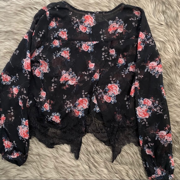 🌺Beautiful floral blouse - Picture 2 of 6